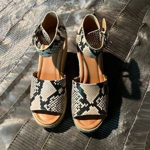 Nine West Snake Skin Raffia Wedges